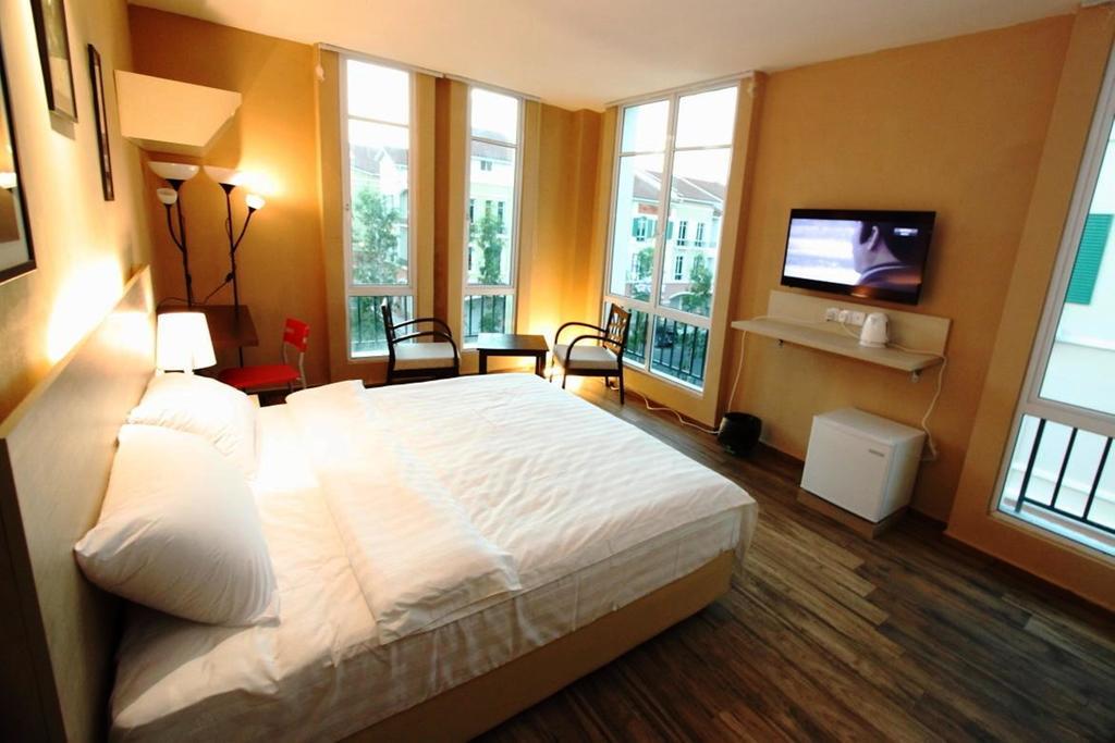 91 Street Boutique Inn Мири Номер фото